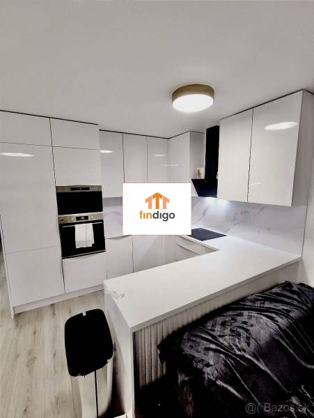PREDAJ - 3-izbový veľkometrážny byt v RED OAK, Lužianky - REZERVOVANÉ - Kuchyňa s bielymi skrinkami a podlahou s dreveným dekorom v 3-izbovom byte.