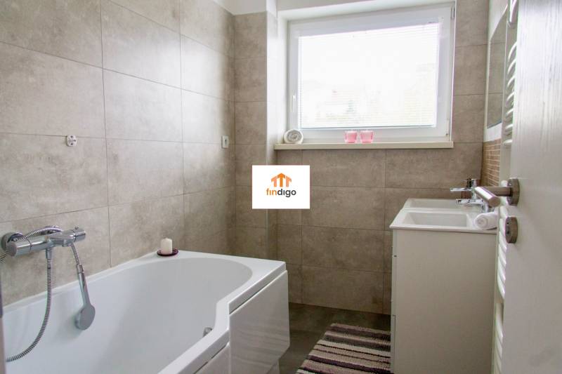 PREDAJ - 3-izbový veľkometrážny byt v RED OAK, Lužianky - REZERVOVANÉ - Kúpeľňa so sprchou a umývadlom, dlažba v 3-izbovom byte.