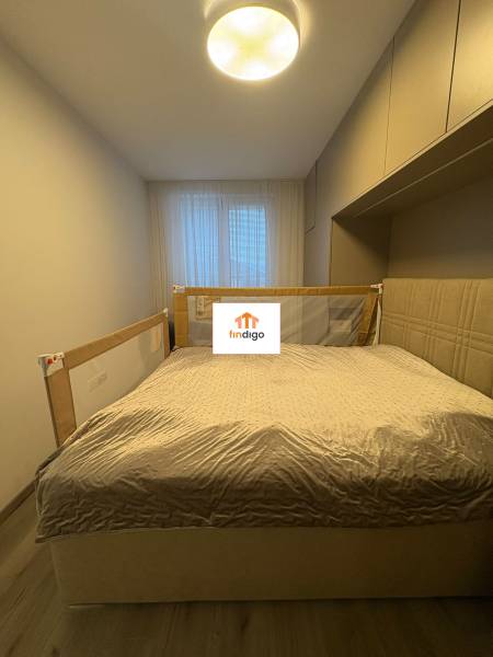 PREDAJ - 3-izbový veľkometrážny byt v RED OAK, Lužianky - REZERVOVANÉ - Spálňa v 3-izbovom byte s posteľou a podlahou s dreveným dekorom.