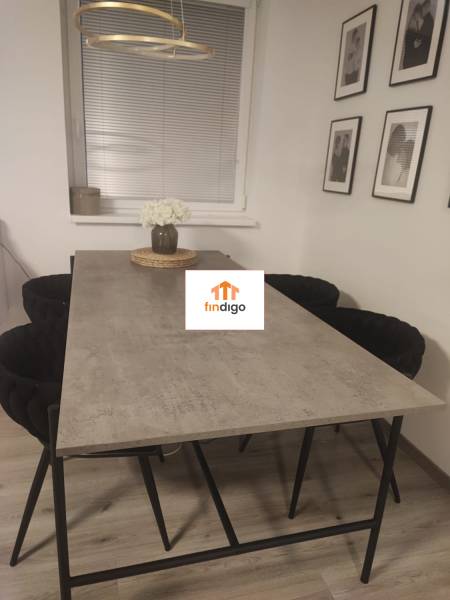 PREDAJ - 3-izbový veľkometrážny byt v RED OAK, Lužianky - REZERVOVANÉ - Jedálenský stôl s čiernymi stoličkami a dekoráciou, podlaha s dreveným dekorom, 3-izbový byt.