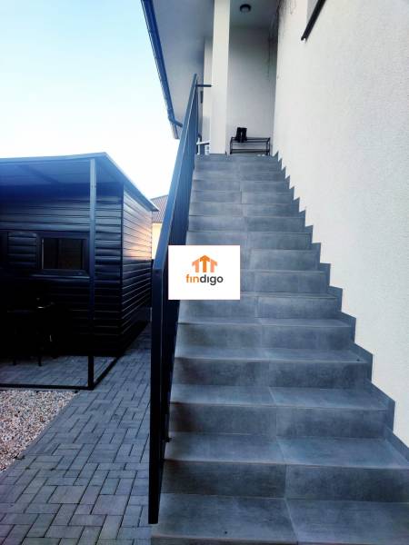 PREDAJ - 3-izbový veľkometrážny byt v RED OAK, Lužianky - REZERVOVANÉ - Schodisko vedúce do 3-izbového bytu na Jasenovej ulici v Lužiankach, spevnené dláždené nádvorie.