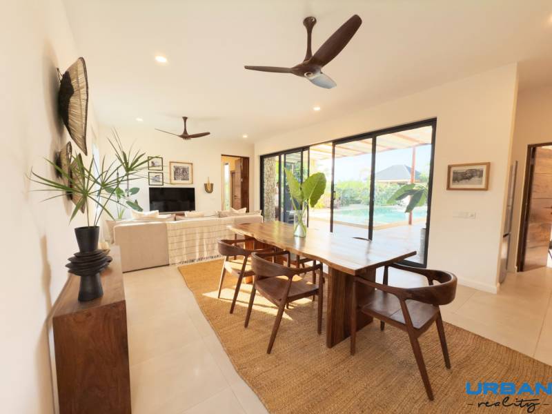 LUXURY 2-BEDROOM VILLA IN PAJE - Interiér s jedálenským stolom, podlahou s dreveným dekorom a veľkými sklenenými dverami, Výstavba domov.