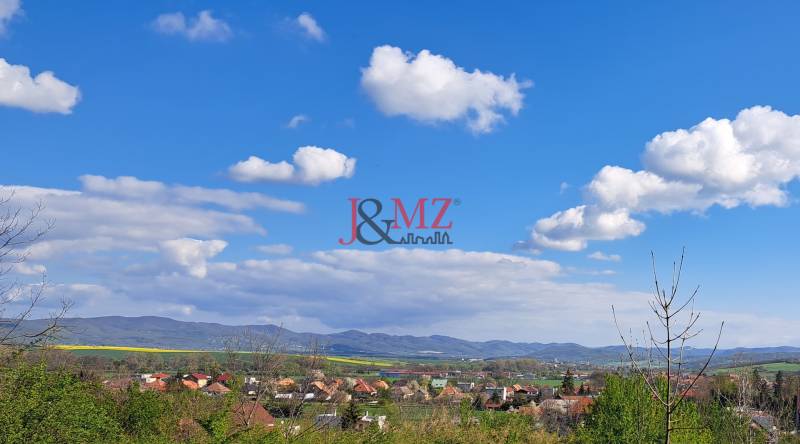 Pozemok 7.000 m2, šírka 55 m, Žemberovce, Cena DOHODOU (SM–850) - Obrázok z Dolných Žemberoviec s výhľadom na pozemky - bývanie a dedinu Žemberovce.