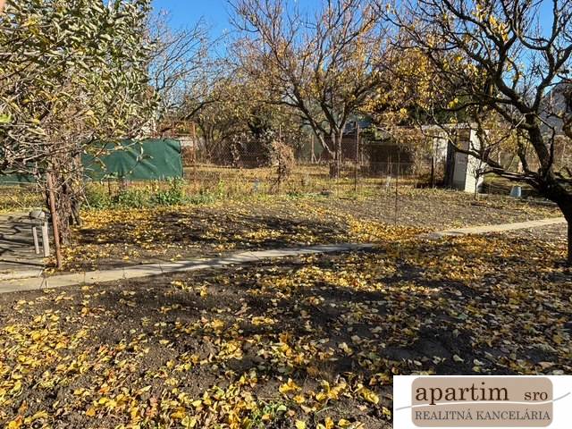 Apartim predá záhradu s možnosťou výstavby na Strednej ul v Ružinove - Jesenná záhrada v Bratislava - Ružinov, Stredná, s opadaným lístím a stromami.