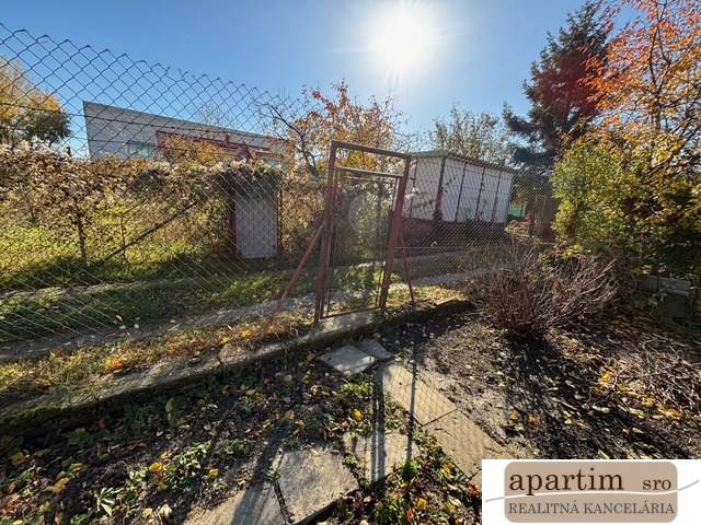 Predáme záhradu s možnosťou výstavby na Strednej ulici v Ružinove - Záhrady na Strednej ulici v Bratislave-Ružinov s plotom a zeleňou.
