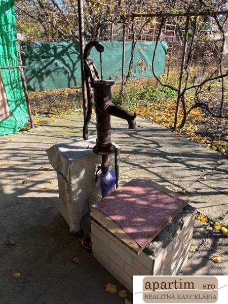 Predáme záhradu s možnosťou výstavby na Strednej ulici v Ružinove - Vodná pumpa v záhradách na Strednej ulici v Bratislave - Ružinove počas jesene.