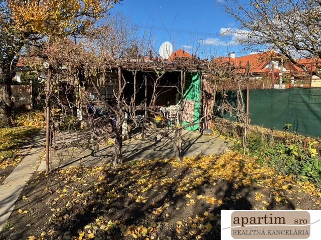 Predáme záhradu s možnosťou výstavby na Strednej ulici v Ružinove - Záhrada na Strednej ulici v Bratislave - Ružinove s viničom a prístreškom.