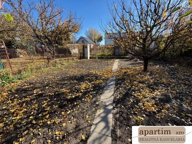 Predáme záhradu s možnosťou výstavby na Strednej ulici v Ružinove - Záhrady na Strednej v Bratislava - Ružinov s cestičkou a opadanými listami.