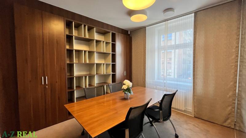 Prenájom nadštandardne zariadených kancelárií  v centre, 151 m2 - Kancelárie s dreveným nábytkom a konferenčným stolom, podlaha s dreveným dekorom.