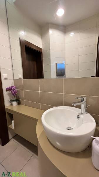 Prenájom nadštandardne zariadených kancelárií  v centre, 151 m2 - Kúpeľňa s umývadlom a kvetmi, na ulici Radlinského v kancelárii s keramickými obkladmi.