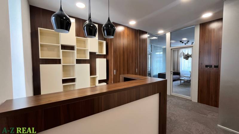Prenájom nadštandardne zariadených kancelárií  v centre, 151 m2 - Recepcia s dreveným dekorom a moderným osvetlením v kanceláriách na Radlinského ulici.
