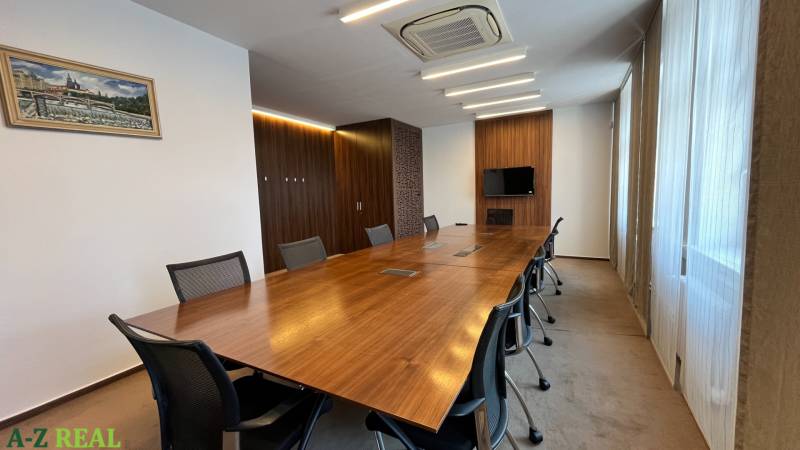 Prenájom nadštandardne zariadených kancelárií  v centre, 151 m2 - Kancelárie na ulici Radlinského so stolom, stoličkami, obrazom a televízorom na stene.
