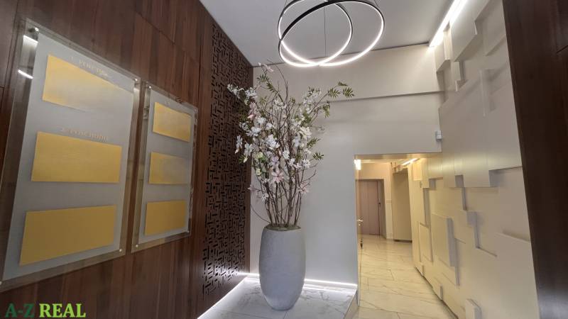 Prenájom nadštandardne zariadených kancelárií  v centre, 151 m2 - V Kanceláriách sú plastické steny, svetlá inštalácia a dekorácia vo váze.