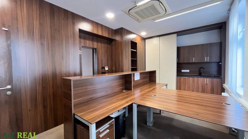 Prenájom nadštandardne zariadených kancelárií  v centre, 151 m2 - Kancelária s podlahou s dreveným dekorom a kuchynským kútom, široký drevený pult.