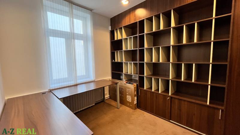 Prenájom nadštandardne zariadených kancelárií  v centre, 151 m2 - Kancelária na ulici Radlinského s veľkou poličkou a stolom pri okne.