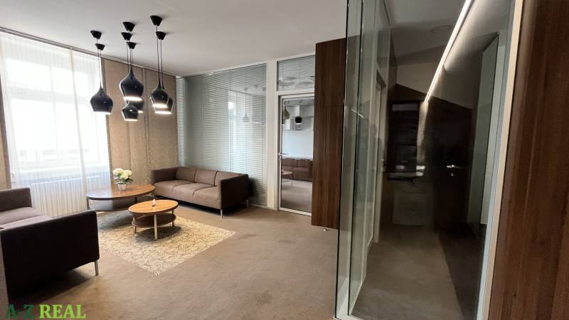 Prenájom nadštandardne zariadených kancelárií  v centre, 151 m2 - Kancelárie s pohovkami a konferenčným stolíkom, podlaha s dreveným dekorom, sklenené priečky.