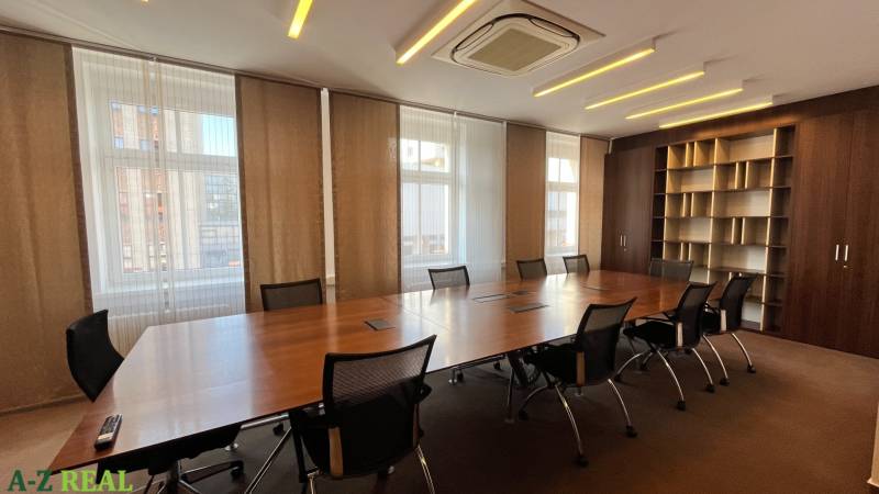 Prenájom nadštandardne zariadených kancelárií  v centre, 151 m2 - Konferenčná miestnosť na ulici Radlinského, kancelárie, stôl, stoličky, okná, police.