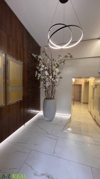 Prenájom nadštandardne zariadených kancelárií  v centre, 151 m2 - Kancelárie s vázou so suchými kvetmi, drevenými dekoráciami a zaujímavým osvetlením nad vstupom.