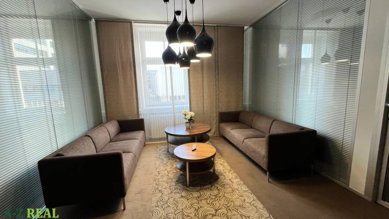 Prenájom nadštandardne zariadených kancelárií  v centre, 151 m2 - Kancelárie na ulici Radlinského s pohodlnými sedačkami, stolíkmi a svietidlami.