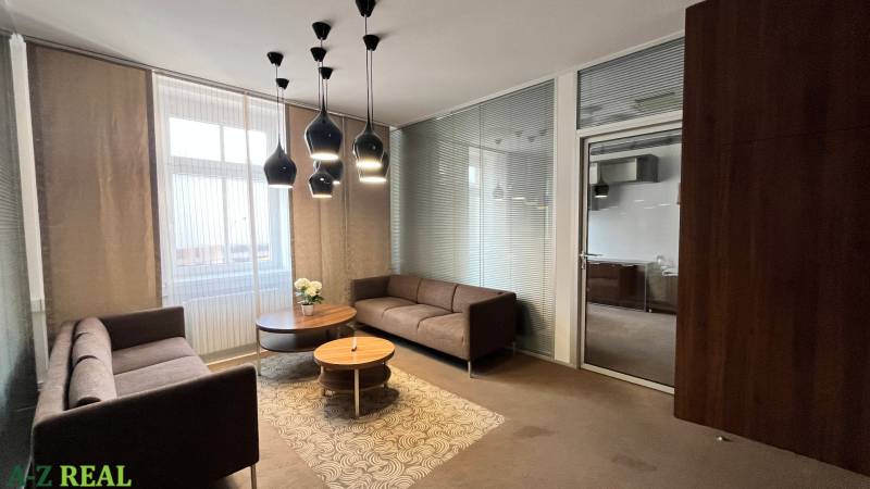 Prenájom nadštandardne zariadených kancelárií  v centre, 151 m2 - Kancelárie s pohodlnými sedačkami, okrúhlym stolíkom a zaujímavým osvetlením na strope.