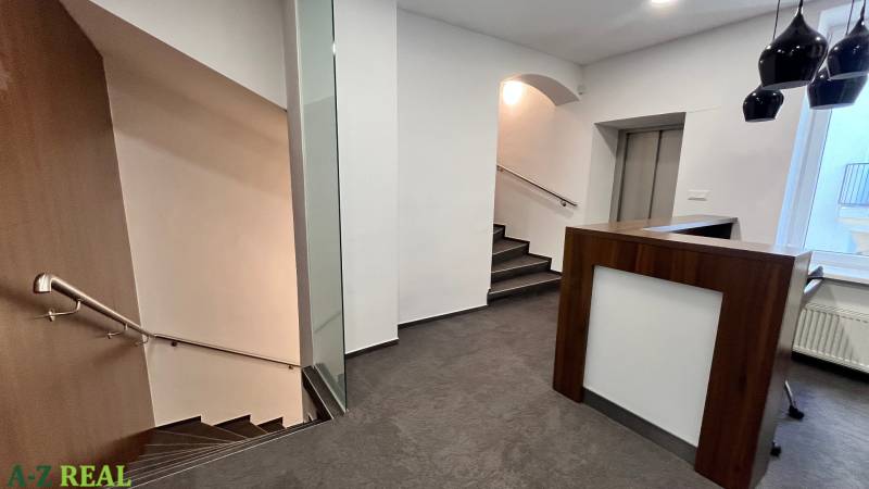 Prenájom nadštandardne zariadených kancelárií  v centre, 151 m2 - Kancelárie s recepciou, schodisko, podlaha s dreveným dekorom.