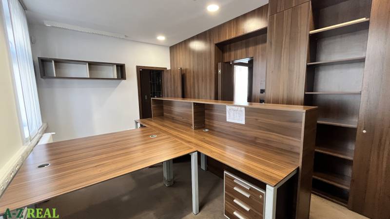 Prenájom nadštandardne zariadených kancelárií  v centre, 151 m2 - Kancelárie s nábytkom z dreveného dekoru a vstavanými policami.