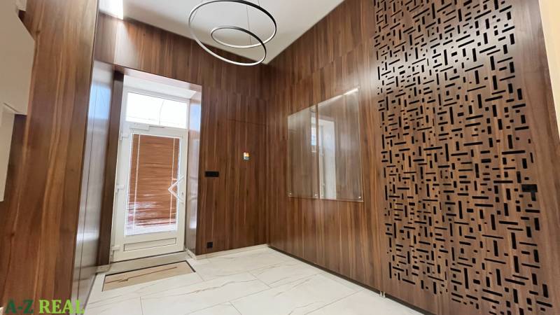 Prenájom nadštandardne zariadených kancelárií  v centre, 151 m2 - Vnútri budovy na ulici Radlinského, drevené obklady a dverové kancelárie, moderné osvetlenie.