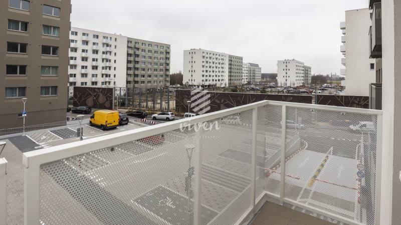 PRENÁJOM - 1 izbový byt v projekte Ovocné sady - Výhľad z balkóna na Ivánskej ceste v Bratislave - Ružinove, obklopený bytovými domami.