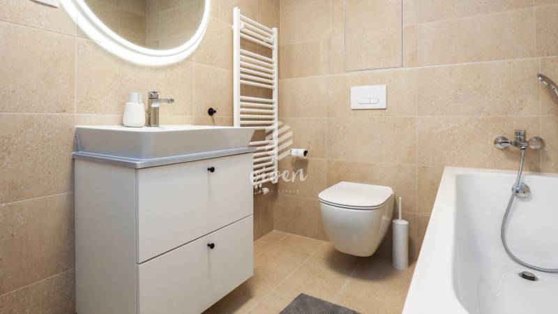 PRENÁJOM - 1 izbový byt v projekte Ovocné sady - Kúpeľňa v 1-izbovom byte s umývadlovou skrinkou, WC a vaňou.