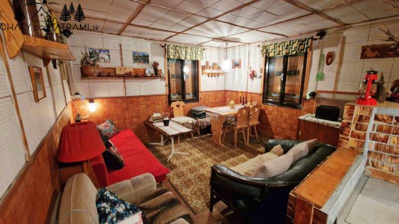 Útulná chata polosamota Tále Nízke Tatry - Rustikálny interiér chaty so sedačkami, dreveným dekorom a dekoráciami v útulnej atmosfére.