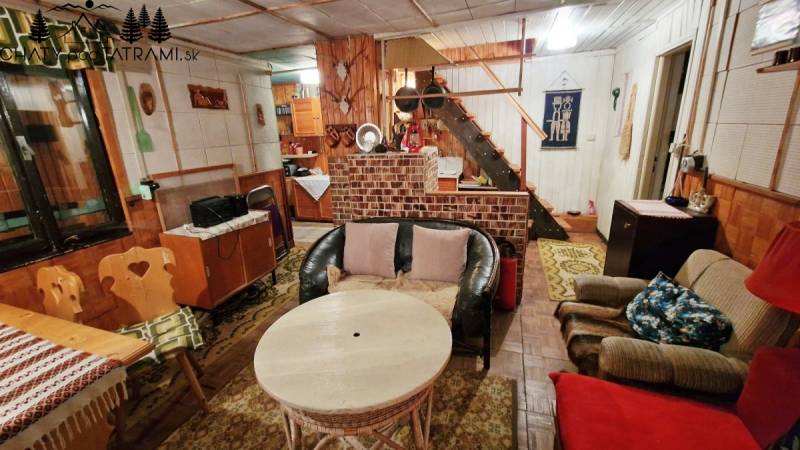 Útulná chata polosamota Tále Nízke Tatry - Chata s rustikálnym nábytkom a pohodlným posedením, podlaha s dreveným dekorom.