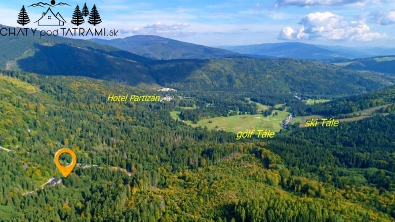 Útulná chata polosamota Tále Nízke Tatry - Letecký pohľad na les v okolí Chaty v obci Bystrá na ulici Tále.