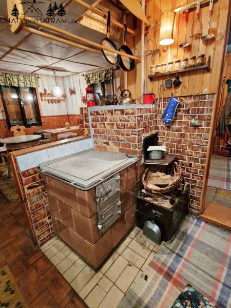 Útulná chata polosamota Tále Nízke Tatry - Kuchynský kútik v chate s dreveným dekorom a kachľovou pecou na Táľoch v Bystrej.