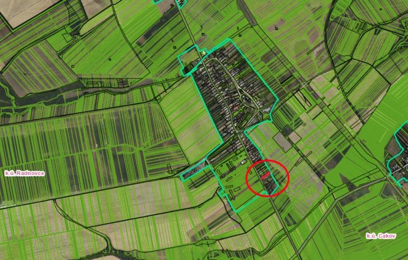 Radnovce – 660 m2 stavebný pozemok 20 minút od Rimavskej Soboty - Letecká mapa so zameraním na pozemky na bývanie v Radnovciach, viditeľné polia a cesty.