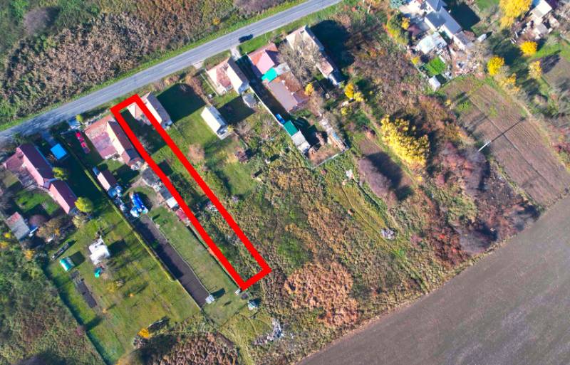 Radnovce – 660 m2 stavebný pozemok 20 minút od Rimavskej Soboty - Letecká perspektíva na pozemky pre bývanie v obci Radnovce s hlavnou cestou.