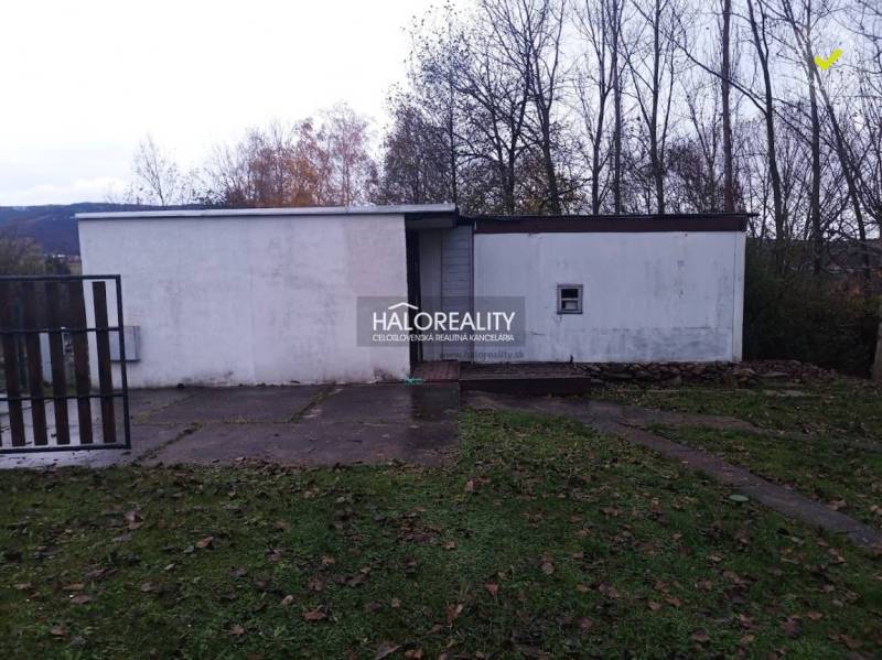 Predaj, rekreačný pozemok Nitrianske Rudno - ZNÍŽENÁ... - Rekreačné pozemky v Nitrianskom Rudne s jednoduchou stavbou obklopenou prírodou a stromami.