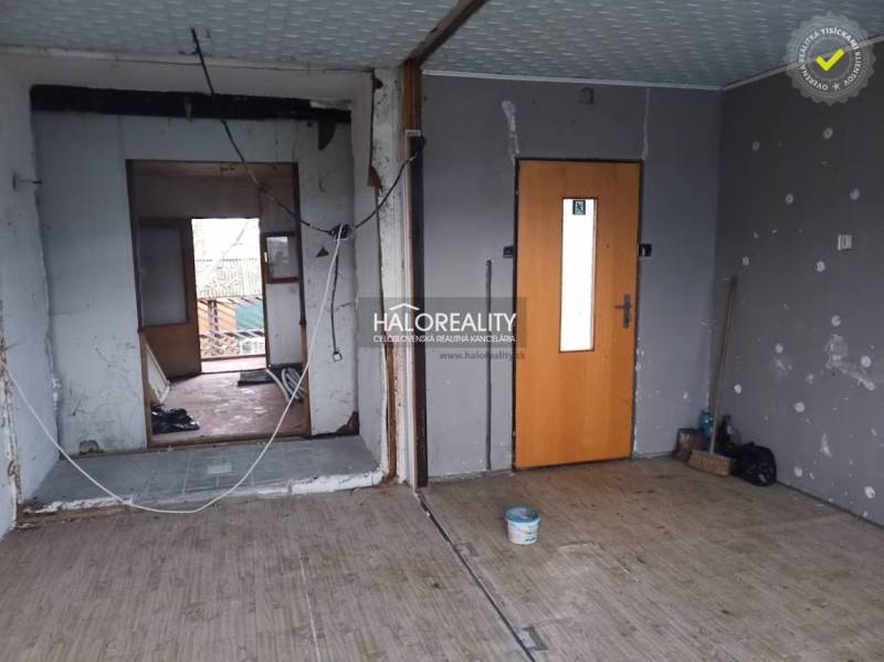 Predaj, rekreačný pozemok Nitrianske Rudno - ZNÍŽENÁ... - Miestnosť s podlahou s dreveným dekorom a nedokončenými stenami na Rekreačných pozemkoch.