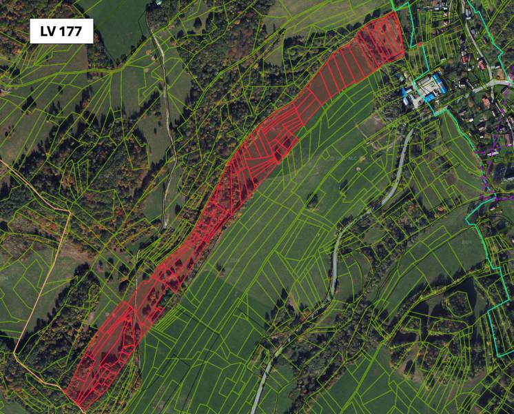 Lúčky (ZH) – 3.854 m2 POĽNOHOSPODÁRKA PÔDA a LESY - Lúčky: Poľnohospodárske a lesné pozemky so zvýraznenými parcelami, cesty a oblasťami v krajine.