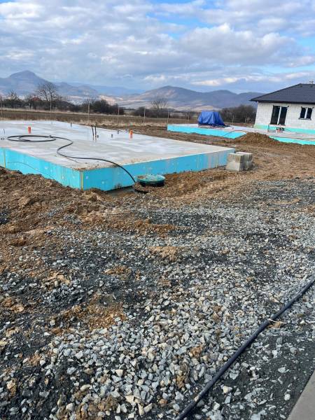 Na predaj rodinný dom, novostavba, bungalov, Vyšná Šebastová, Prešov - Stavba na ulici Vyšná Šebastová zobrazuje základy rodinného domu v malebnom prostredí.