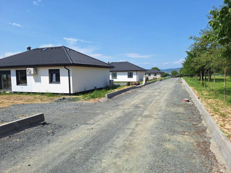 Na predaj rodinný dom, novostavba, bungalov, Vyšná Šebastová, Prešov - Rodinné domy na ulici Vyšná Šebastová v Prešove obklopené zeleňou, vedľa nehotovej cesty.