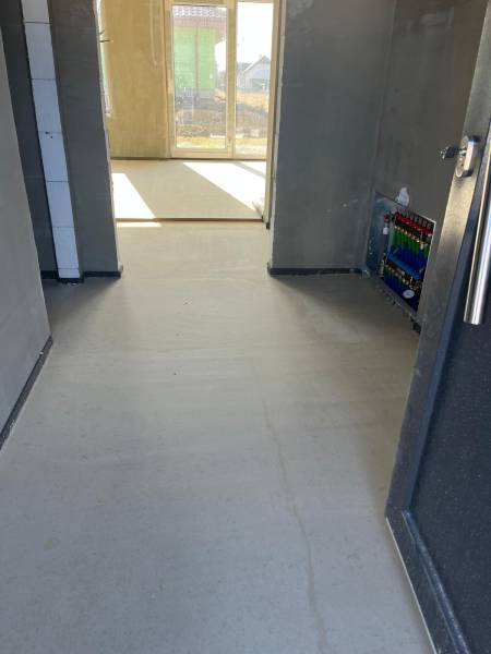 Na predaj rodinný dom, novostavba, bungalov, Vyšná Šebastová, Prešov - Chodba v rodinnom dome s podlahovým kúrením, výhľad smeruje na ulicu Vyšná Šebastová.