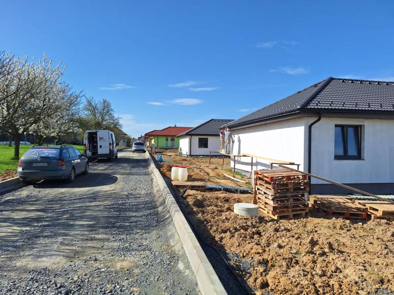 Na predaj rodinný dom, novostavba, bungalov, Vyšná Šebastová, Prešov - Výstavba rodinných domov na Vyšnej Šebastovej, Prešov. Práce prebiehajú popri ceste.