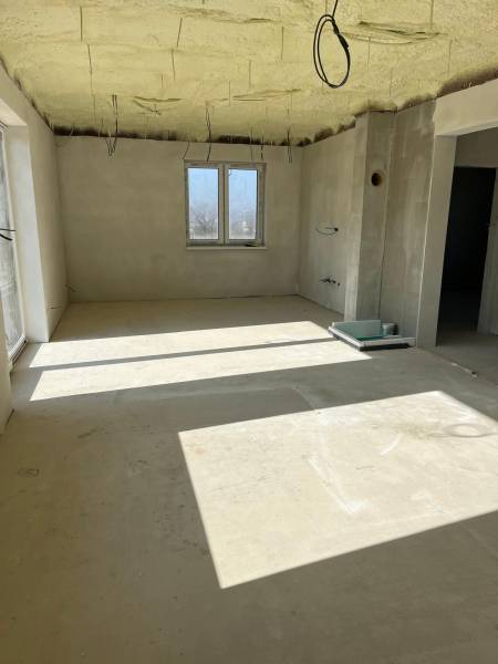 Na predaj rodinný dom, novostavba, bungalov, Vyšná Šebastová, Prešov - Priestranná miestnosť v rodinnom dome na ulici Vyšná Šebastová so surovou omietkou a káblami.