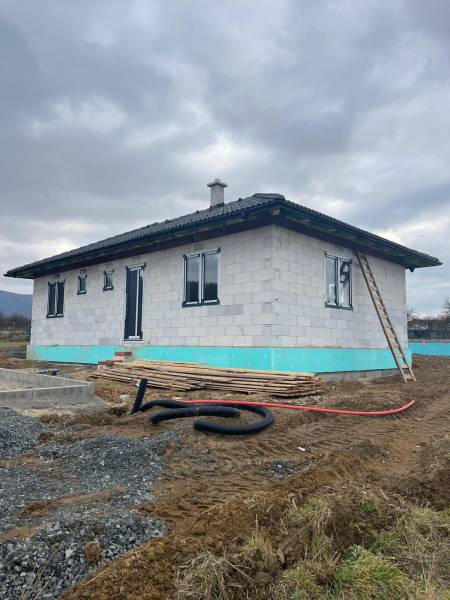 Na predaj rodinný dom, novostavba, bungalov, Vyšná Šebastová, Prešov - Rodinný dom vo výstavbe, na ulici Vyšná Šebastová, s montážnym materiálom a nedokončenou záhradou.