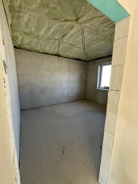 Na predaj rodinný dom, novostavba, bungalov, Vyšná Šebastová, Prešov - Izba vo výstavbe s oknom, tepelne izolovaný strop, v Rodinnom dome Vyšná Šebastová.