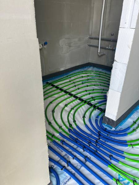 Na predaj rodinný dom, novostavba, bungalov, Vyšná Šebastová, Prešov - Podlahové kúrenie v rodinnom dome na ulici Vyšná Šebastová, inštalácia rozvodov v interiéri.