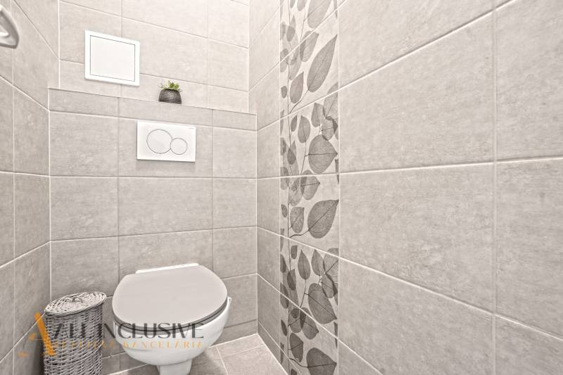 NA PREDAJ 3-IZB. BYT S TERASOU A ZÁHRADKOU, DUN.STREDA - Toaleta s dekoračnými dlaždicami a kvetinovým vzorom v 3-izbovom byte.