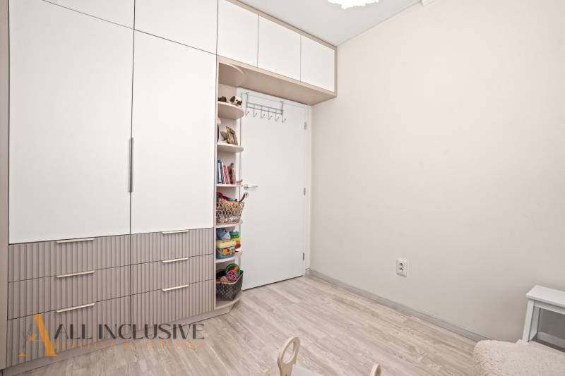 NA PREDAJ 3-IZB. BYT S TERASOU A ZÁHRADKOU, DUN.STREDA - Detská izba s bielou skriňou a otvorenými policami v 3-izbovom byte.