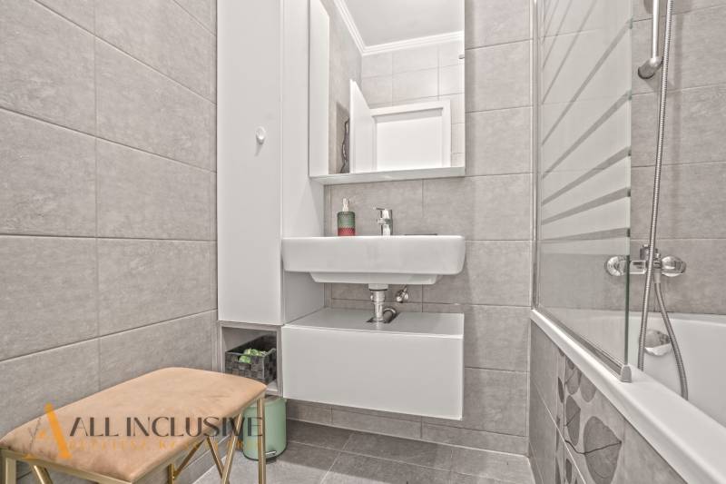 NA PREDAJ 3-IZB. BYT S TERASOU A ZÁHRADKOU, DUN.STREDA - Kúpeľňa v 3-izbovom byte s vaňou, umývadlom a úložným priestorom.