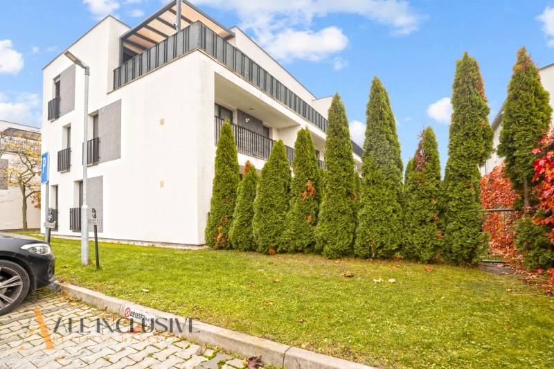 NA PREDAJ 3-IZB. BYT S TERASOU A ZÁHRADKOU, DUN.STREDA - Exteriér moderného bytového domu v Dunajskej Strede so súkromnými balkónmi a stromami.